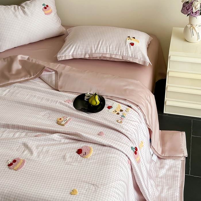 91家纺网 家纺一手货源 找家纺 FORTWO家纺原创设计（FOR TWO家纺） 2025新款60S兰精天丝断角款格子毛巾绣夏被夏凉被空调被 奶油蛋糕