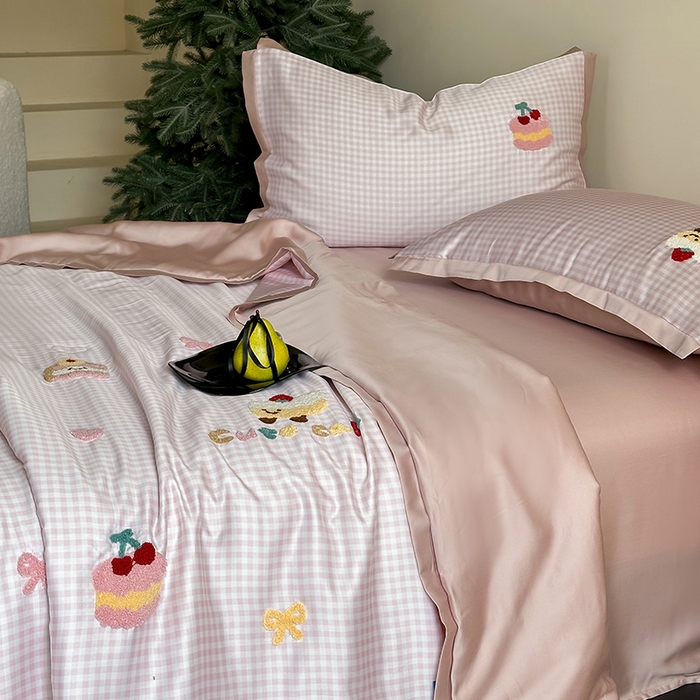 91家纺网 家纺一手货源 找家纺 FORTWO家纺原创设计（FOR TWO家纺） 2025新款60S兰精天丝断角款格子毛巾绣夏被夏凉被空调被 奶油蛋糕