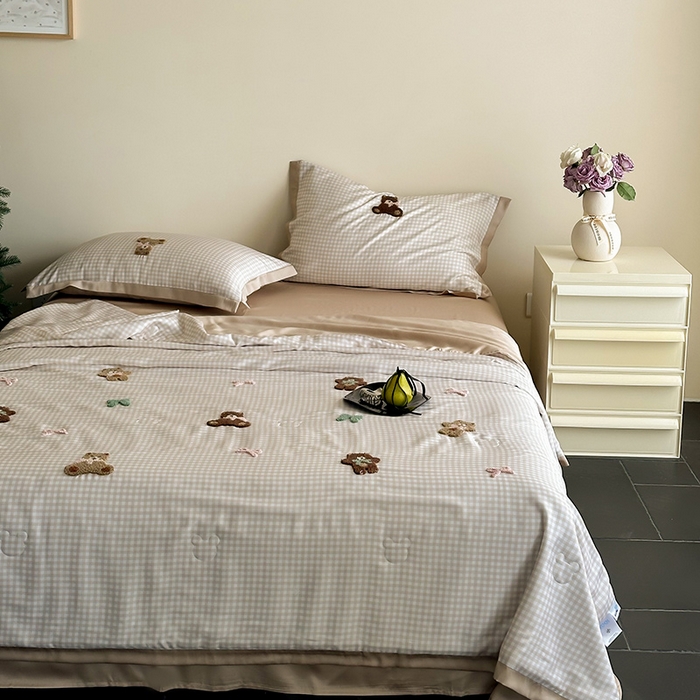 91家纺网 家纺一手货源 找家纺 FORTWO家纺原创设计（FOR TWO家纺） 2025新款60S兰精天丝断角款格子毛巾绣夏被夏凉被空调被 小熊派对