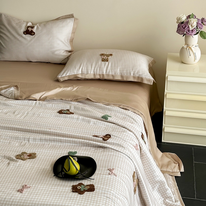 91家纺网 家纺一手货源 找家纺 FORTWO家纺原创设计（FOR TWO家纺） 2025新款60S兰精天丝断角款格子毛巾绣夏被夏凉被空调被 小熊派对