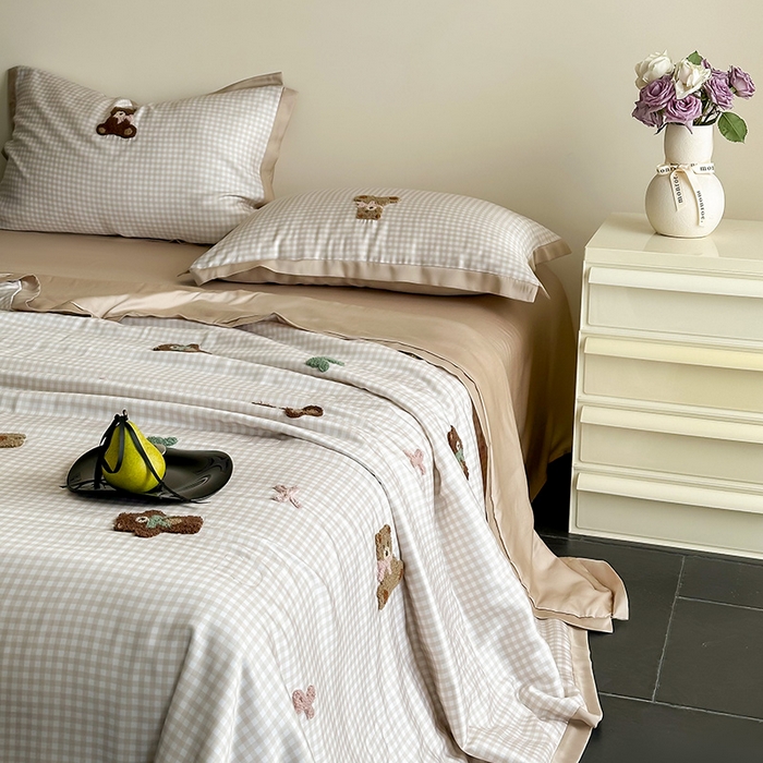 91家纺网 家纺一手货源 找家纺 FORTWO家纺原创设计（FOR TWO家纺） 2025新款60S兰精天丝断角款格子毛巾绣夏被夏凉被空调被 小熊派对