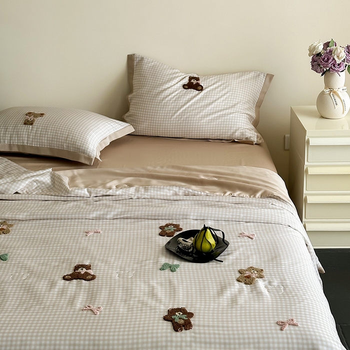 91家纺网 家纺一手货源 找家纺 FORTWO家纺原创设计（FOR TWO家纺） 2025新款60S兰精天丝断角款格子毛巾绣夏被夏凉被空调被 小熊派对