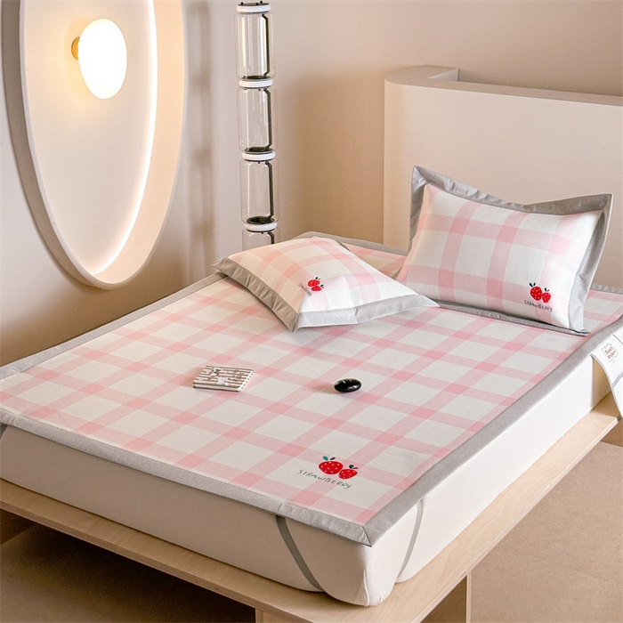 91家纺网 家纺一手货源 找家纺 Sweet dreams甜梦 2025新款母婴级7A抗菌养生冰藤席席子凉席-影棚2床席款 格子草莓