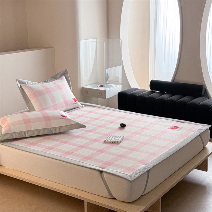 91家纺网 家纺一手货源 找家纺 Sweet dreams甜梦 2025新款母婴级7A抗菌养生冰藤席席子凉席-影棚2床席款 格子草莓