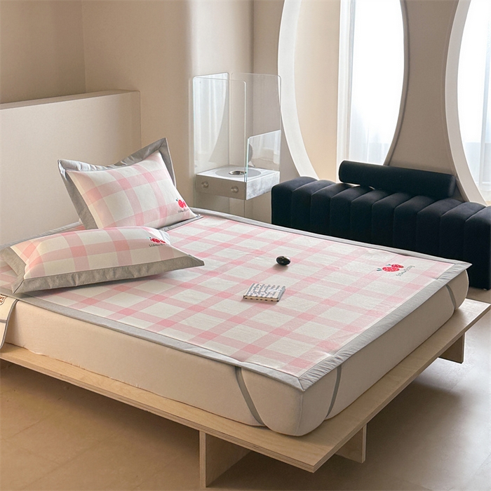 91家纺网 家纺一手货源 找家纺 Sweet dreams甜梦 2025新款母婴级7A抗菌养生冰藤席席子凉席-影棚2床席款 格子草莓