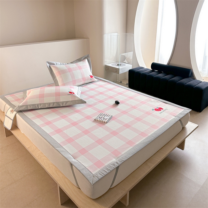 91家纺网 家纺一手货源 找家纺 Sweet dreams甜梦 2025新款母婴级7A抗菌养生冰藤席席子凉席-影棚2床席款 格子草莓