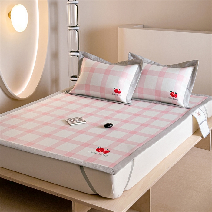 91家纺网 家纺一手货源 找家纺 Sweet dreams甜梦 2025新款母婴级7A抗菌养生冰藤席席子凉席-影棚2床席款 格子草莓