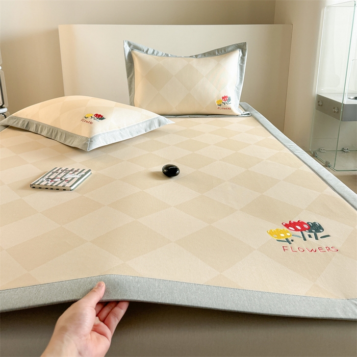 91家纺网 家纺一手货源 找家纺 Sweet dreams甜梦 2025新款母婴级7A抗菌养生冰藤席席子凉席-影棚2床席款 菱格小花朵