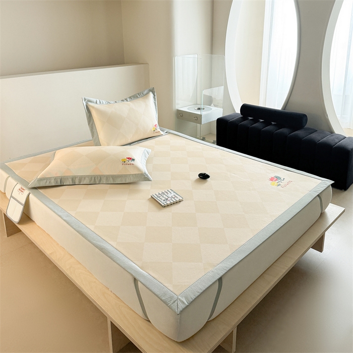 91家纺网 家纺一手货源 找家纺 Sweet dreams甜梦 2025新款母婴级7A抗菌养生冰藤席席子凉席-影棚2床席款 菱格小花朵