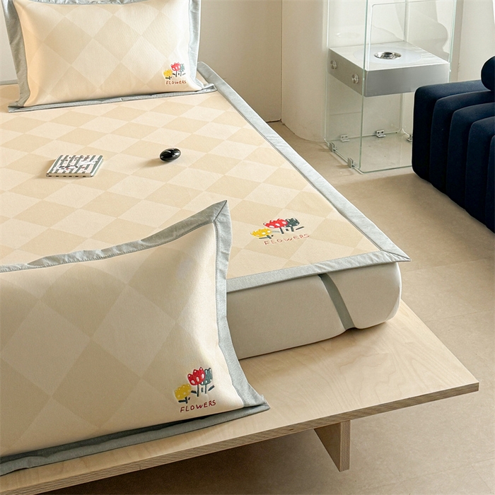 91家纺网 家纺一手货源 找家纺 Sweet dreams甜梦 2025新款母婴级7A抗菌养生冰藤席席子凉席-影棚2床席款 菱格小花朵