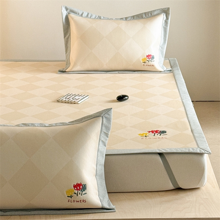 91家纺网 家纺一手货源 找家纺 Sweet dreams甜梦 2025新款母婴级7A抗菌养生冰藤席席子凉席-影棚2床席款 菱格小花朵