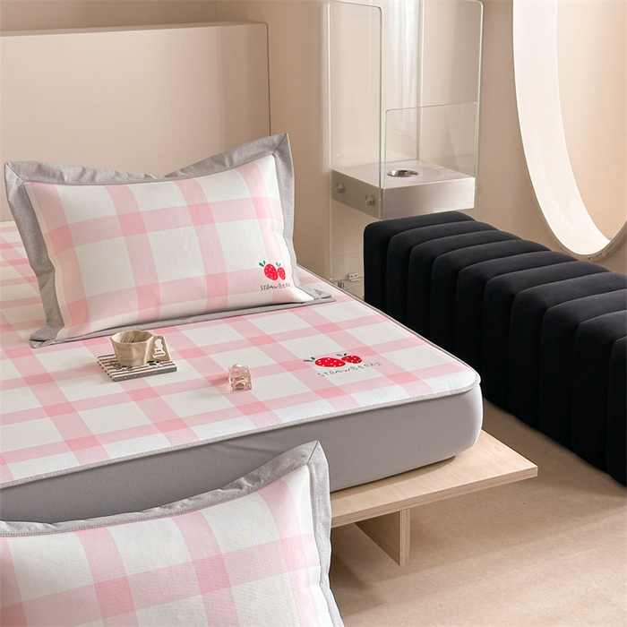 91家纺网 家纺一手货源 找家纺 Sweet dreams甜梦 2025新款母婴级7A抗菌养生冰藤席席子凉席-影棚2床笠款 格子草莓