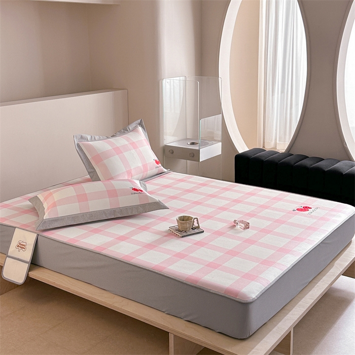 91家纺网 家纺一手货源 找家纺 Sweet dreams甜梦 2025新款母婴级7A抗菌养生冰藤席席子凉席-影棚2床笠款 格子草莓