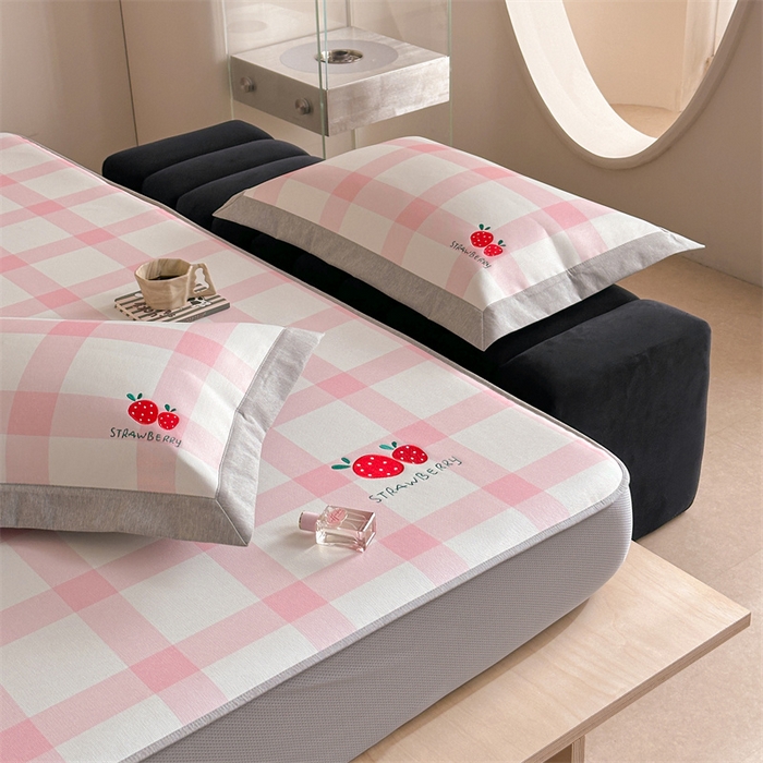 91家纺网 家纺一手货源 找家纺 Sweet dreams甜梦 2025新款母婴级7A抗菌养生冰藤席席子凉席-影棚2床笠款 格子草莓