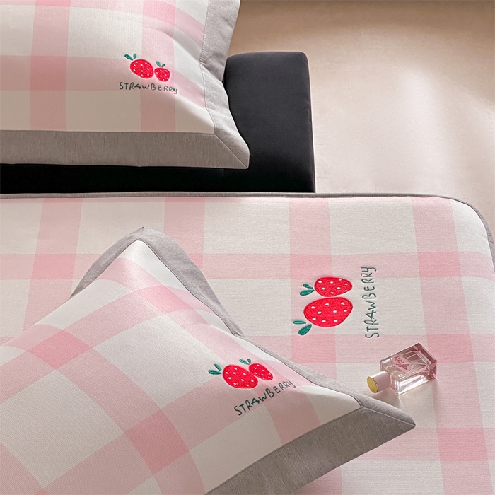 91家纺网 家纺一手货源 找家纺 Sweet dreams甜梦 2025新款母婴级7A抗菌养生冰藤席席子凉席-影棚2床笠款 格子草莓