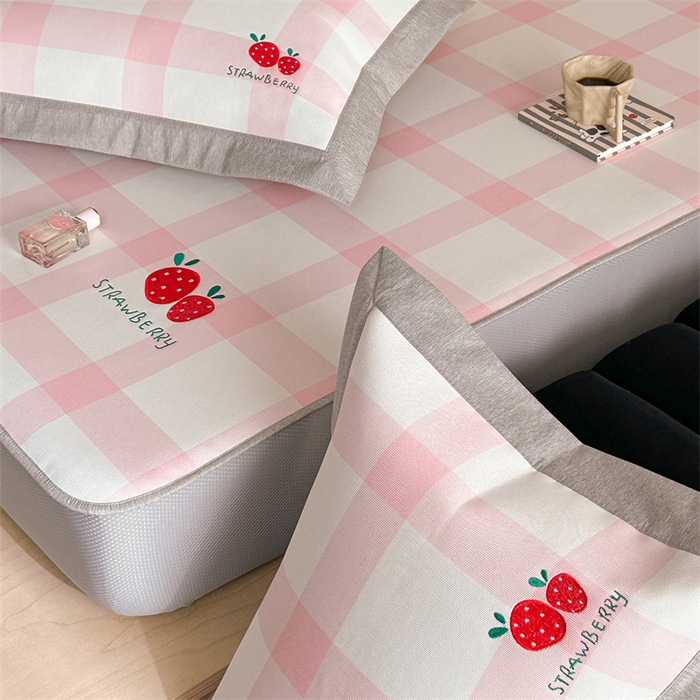 91家纺网 家纺一手货源 找家纺 Sweet dreams甜梦 2025新款母婴级7A抗菌养生冰藤席席子凉席-影棚2床笠款 格子草莓