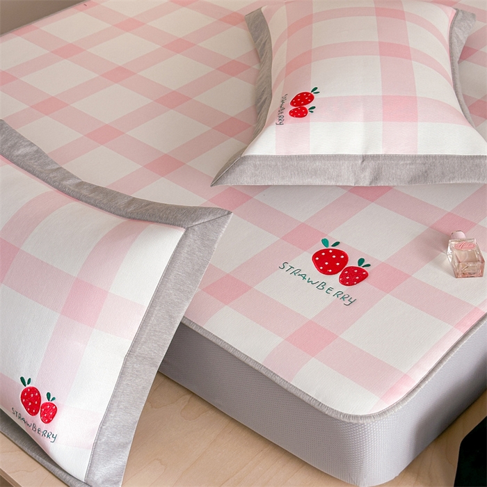 91家纺网 家纺一手货源 找家纺 Sweet dreams甜梦 2025新款母婴级7A抗菌养生冰藤席席子凉席-影棚2床笠款 格子草莓