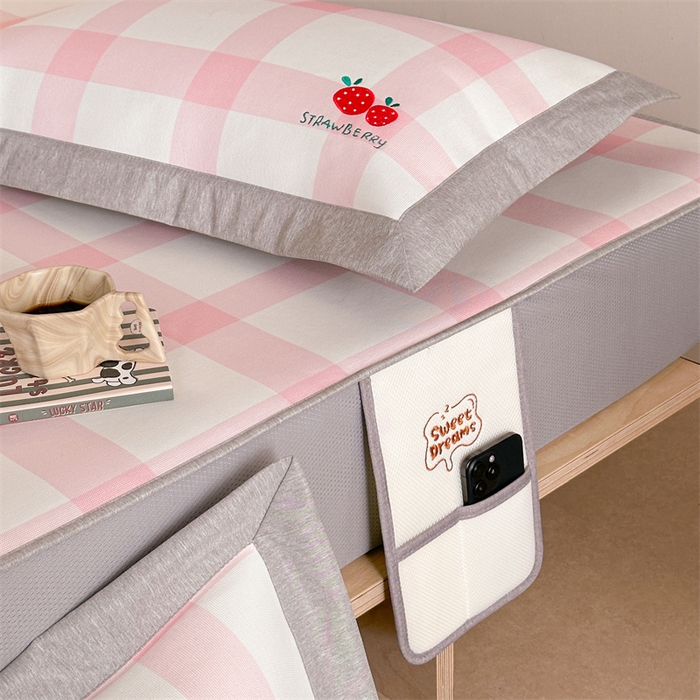 91家纺网 家纺一手货源 找家纺 Sweet dreams甜梦 2025新款母婴级7A抗菌养生冰藤席席子凉席-影棚2床笠款 格子草莓