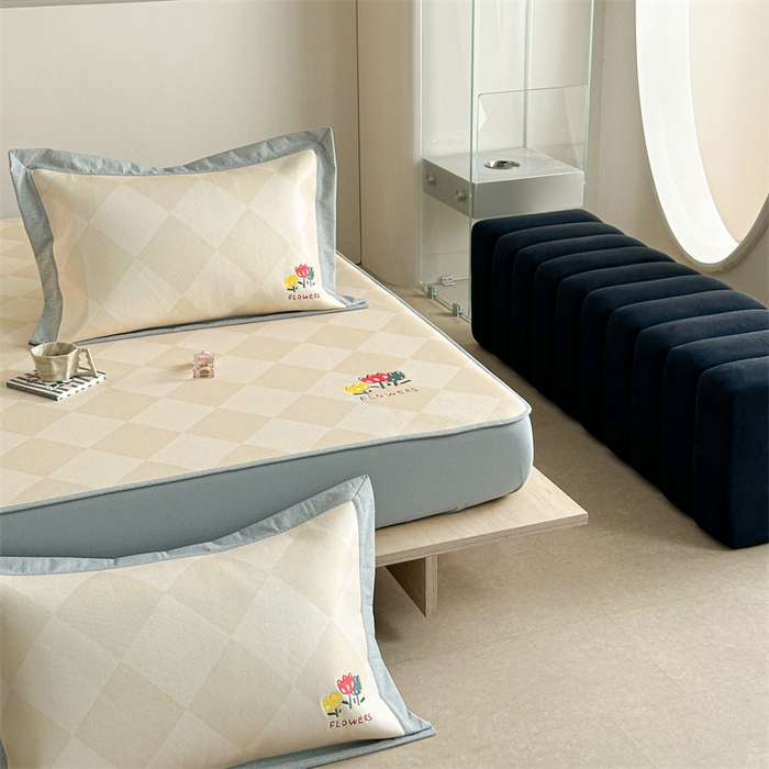 91家纺网 家纺一手货源 找家纺 Sweet dreams甜梦 2025新款母婴级7A抗菌养生冰藤席席子凉席-影棚2床笠款 菱格小花朵