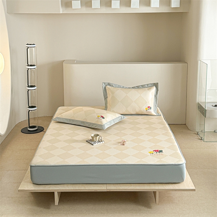 91家纺网 家纺一手货源 找家纺 Sweet dreams甜梦 2025新款母婴级7A抗菌养生冰藤席席子凉席-影棚2床笠款 菱格小花朵