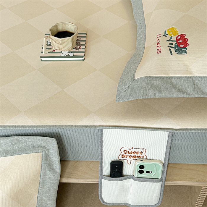 91家纺网 家纺一手货源 找家纺 Sweet dreams甜梦 2025新款母婴级7A抗菌养生冰藤席席子凉席-影棚2床笠款 菱格小花朵