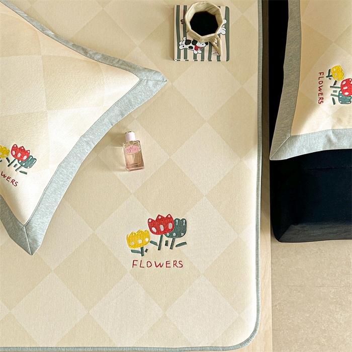 91家纺网 家纺一手货源 找家纺 Sweet dreams甜梦 2025新款母婴级7A抗菌养生冰藤席席子凉席-影棚2床笠款 菱格小花朵