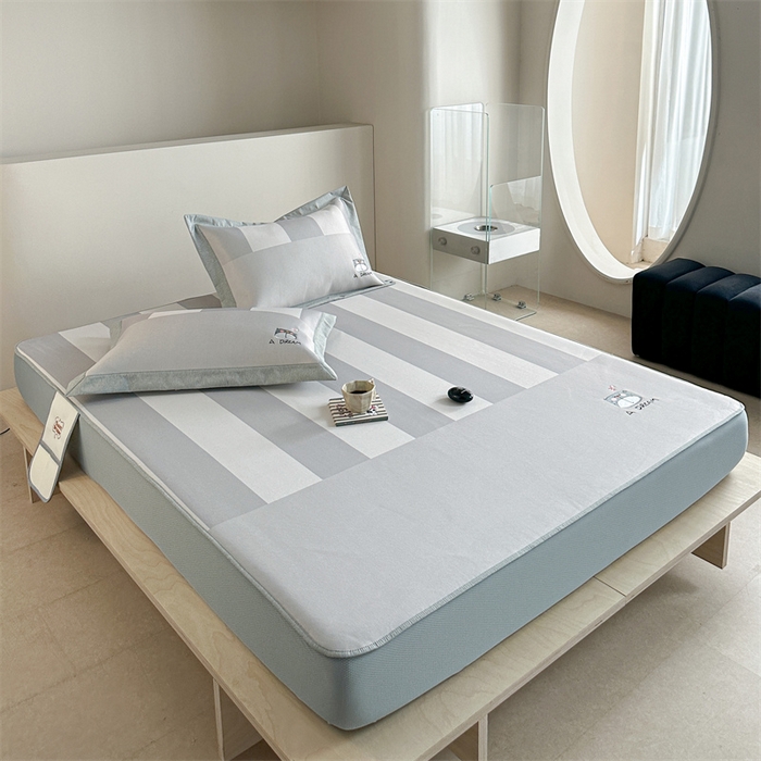 91家纺网 家纺一手货源 找家纺 Sweet dreams甜梦 2025新款母婴级7A抗菌养生冰藤席席子凉席-影棚2床笠款 美梦熊