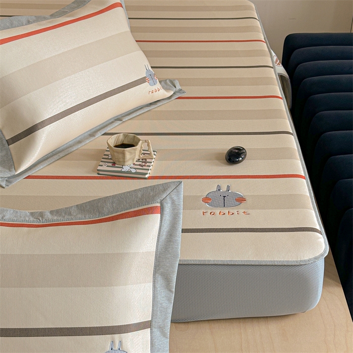 91家纺网 家纺一手货源 找家纺 Sweet dreams甜梦 2025新款母婴级7A抗菌养生冰藤席席子凉席-影棚2床笠款 条纹小兔