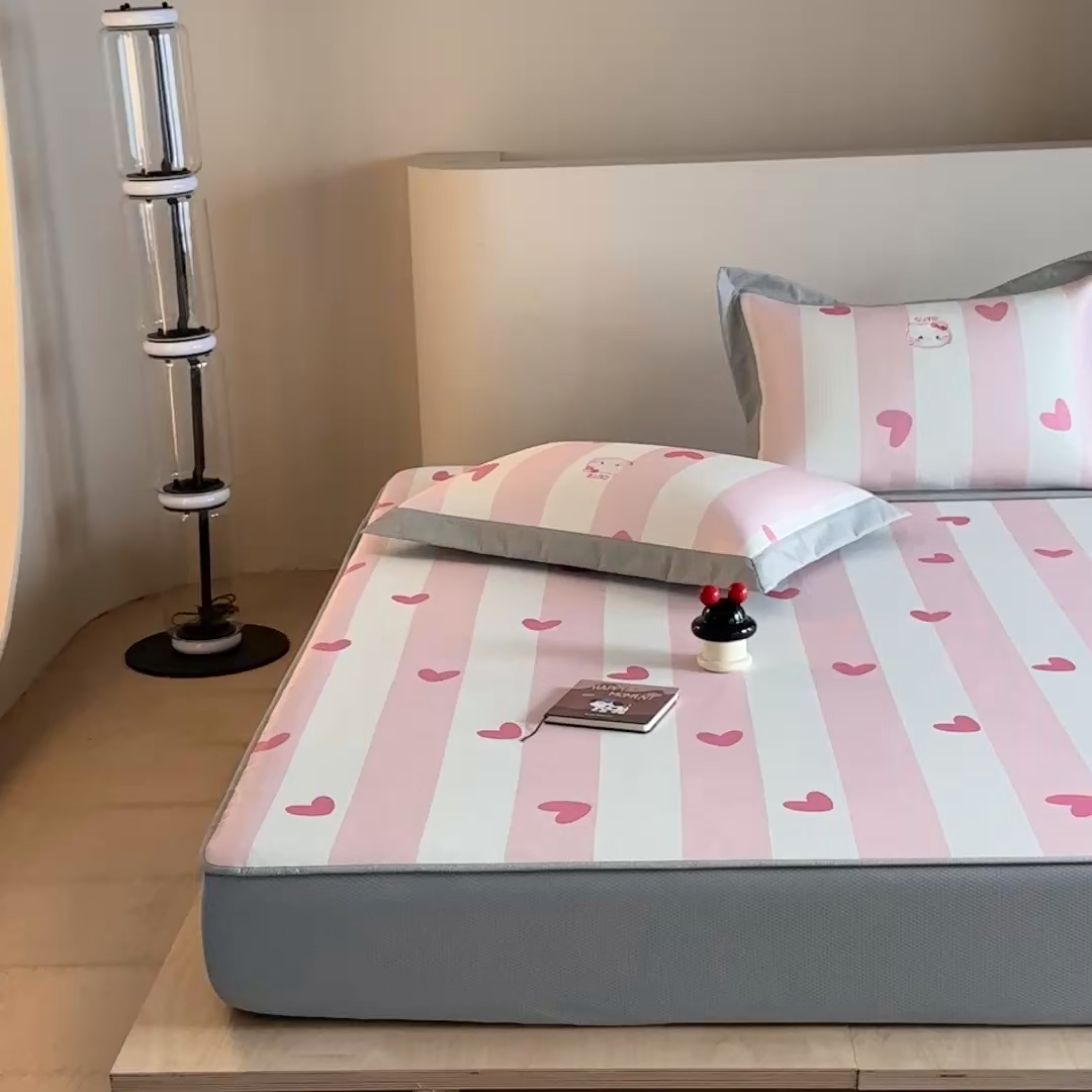 91家纺网 家纺一手货源 找家纺 Sweet dreams甜梦 2025新款母婴级7A抗菌养生冰藤席席子凉席-影棚2床笠款 蛋糕猫猫