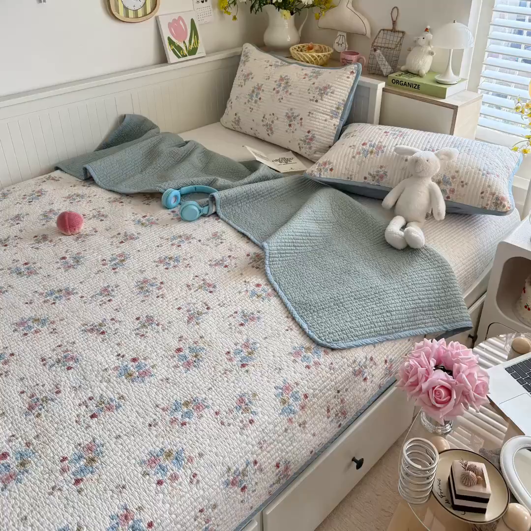 91家纺网 家纺一手货源 找家纺 茉夕家纺 2025新款新疆棉花水洗床盖 淡雅花影