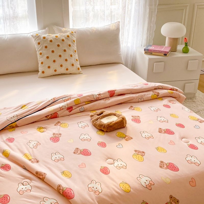 91家纺网 家纺一手货源 找家纺  （不断货 提供买家秀）2025年新款A类母婴级宝宝被子豆豆绒牛奶针织棉被子儿童豆豆被大豆被春秋被 草莓兔兔