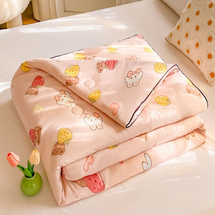 91家纺网 家纺一手货源 找家纺  （不断货 提供买家秀）2025年新款A类母婴级宝宝被子豆豆绒牛奶针织棉被子儿童豆豆被大豆被春秋被 草莓兔兔