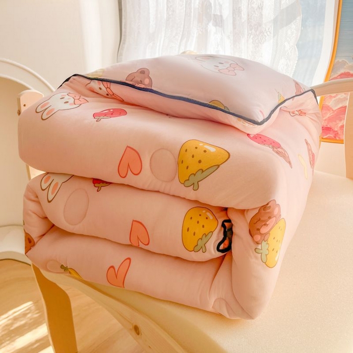 91家纺网 家纺一手货源 找家纺  （不断货 提供买家秀）2025年新款A类母婴级宝宝被子豆豆绒牛奶针织棉被子儿童豆豆被大豆被春秋被 草莓兔兔