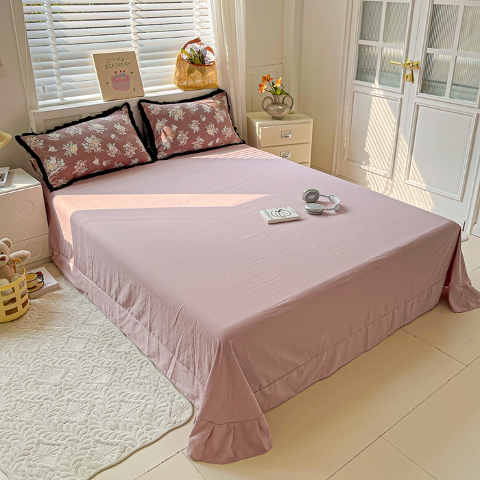 91家纺网 家纺一手货源 找家纺 （总）暖芯优选 2025新款直播热款赫本风花边款针织法式印花吊边床单三件套床笠四件套