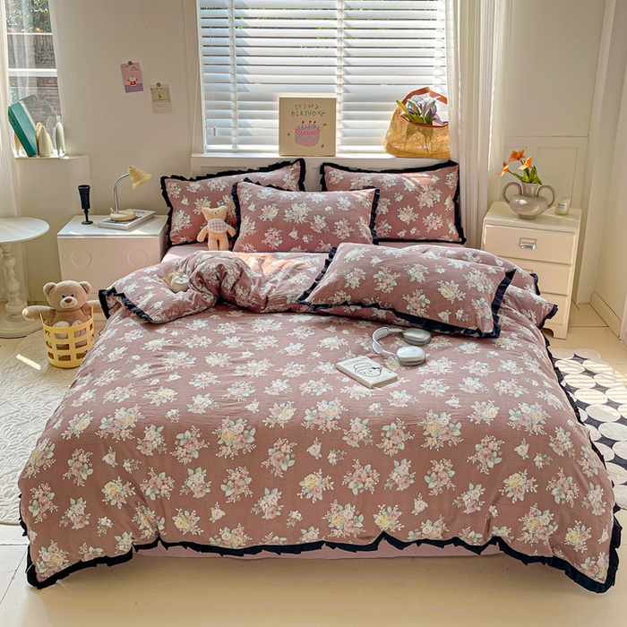 91家纺网 家纺一手货源 找家纺 （总）暖芯优选 2025新款直播热款赫本风花边款针织法式印花吊边床单三件套床笠四件套