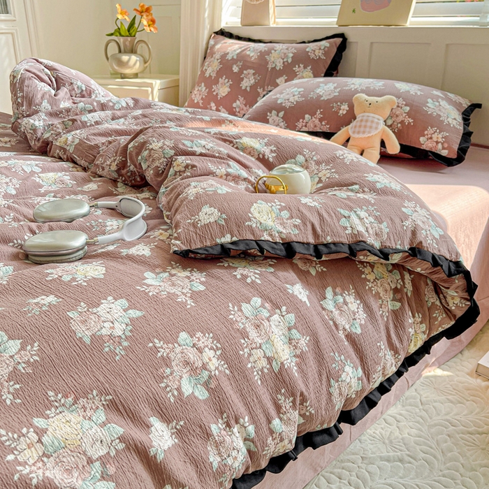 91家纺网 家纺一手货源 找家纺 （总）暖芯优选 2025新款直播热款赫本风花边款针织法式印花吊边床单三件套床笠四件套