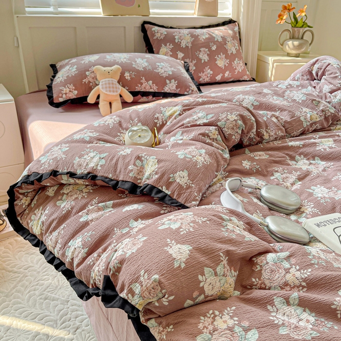 91家纺网 家纺一手货源 找家纺 （总）暖芯优选 2025新款直播热款赫本风花边款针织法式印花吊边床单三件套床笠四件套