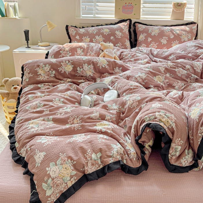 91家纺网 家纺一手货源 找家纺 （总）暖芯优选 2025新款直播热款赫本风花边款针织法式印花吊边床单三件套床笠四件套