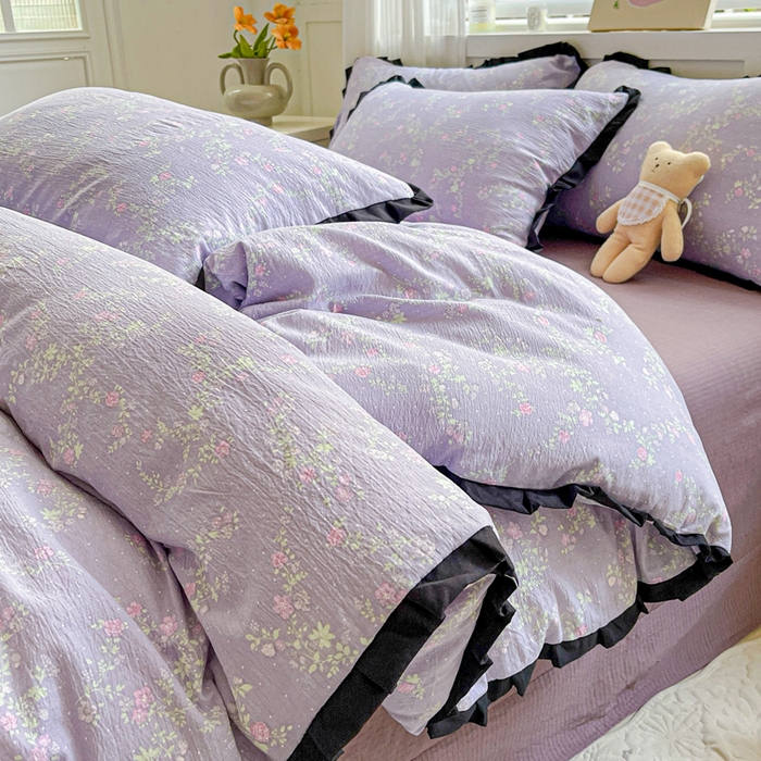 91家纺网 家纺一手货源 找家纺 暖芯优选 2025新款直播热款赫本风花边款针织法式印花吊边床单三件套床笠四件套 艾薇紫