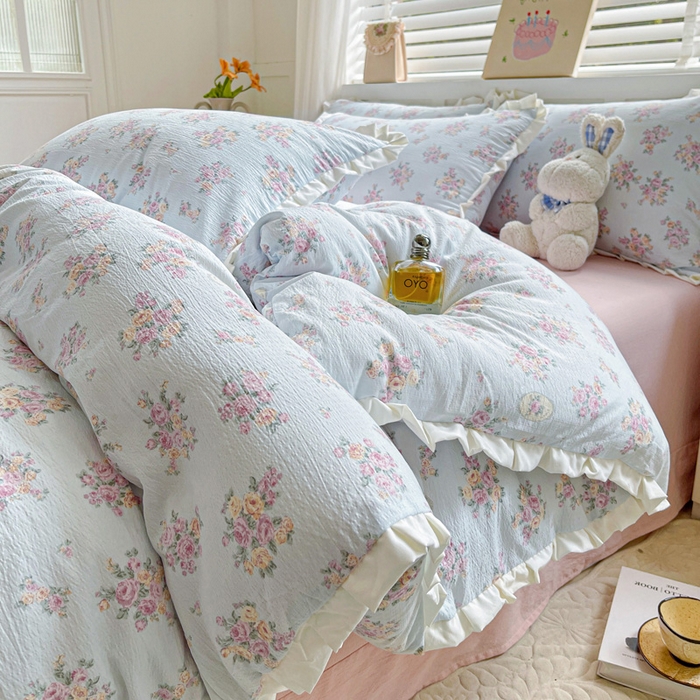 91家纺网 家纺一手货源 找家纺 暖芯优选 2025新款直播热款赫本风花边款针织法式印花吊边床单三件套床笠四件套 南笙梨梦