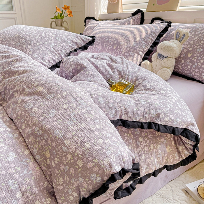 91家纺网 家纺一手货源 找家纺 暖芯优选 2025新款直播热款赫本风花边款针织法式印花吊边床单三件套床笠四件套 紫萱