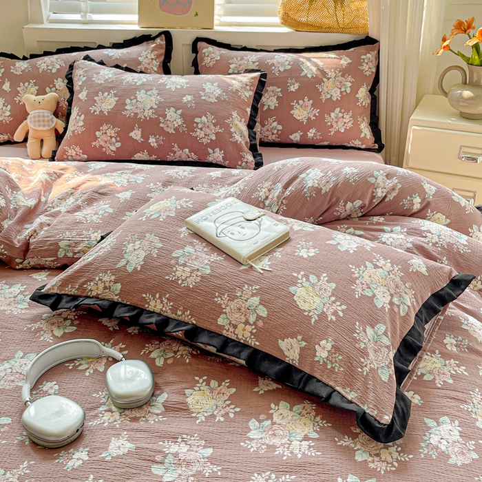 91家纺网 家纺一手货源 找家纺 暖芯优选 2025新款直播热款赫本风花边款针织法式印花吊边床单三件套床笠四件套 瑶枝