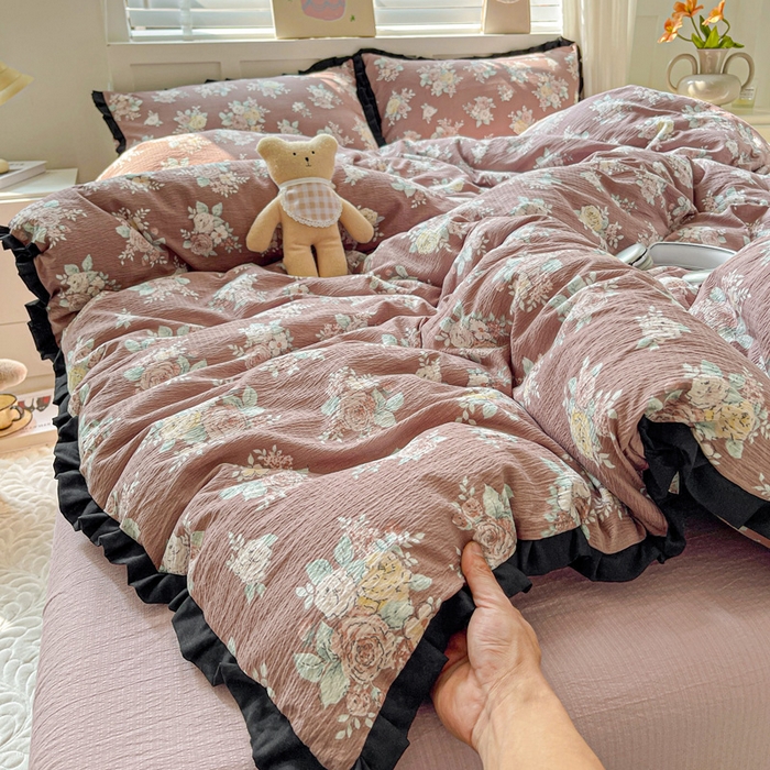 91家纺网 家纺一手货源 找家纺 暖芯优选 2025新款直播热款赫本风花边款针织法式印花吊边床单三件套床笠四件套 瑶枝