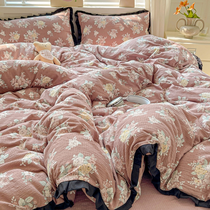 91家纺网 家纺一手货源 找家纺 暖芯优选 2025新款直播热款赫本风花边款针织法式印花吊边床单三件套床笠四件套 瑶枝