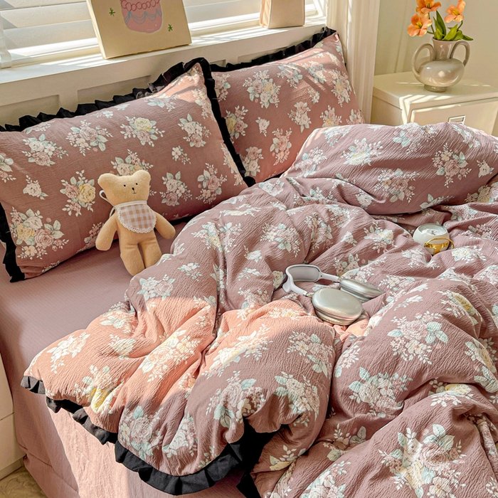 91家纺网 家纺一手货源 找家纺 暖芯优选 2025新款直播热款赫本风花边款针织法式印花吊边床单三件套床笠四件套 瑶枝