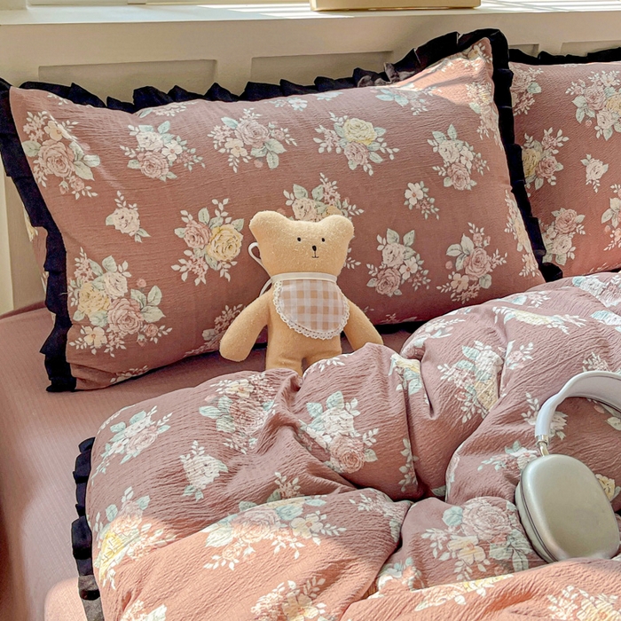 91家纺网 家纺一手货源 找家纺 暖芯优选 2025新款直播热款赫本风花边款针织法式印花吊边床单三件套床笠四件套 瑶枝