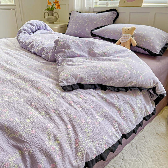 91家纺网 家纺一手货源 找家纺 暖芯优选 2025新款直播热款赫本风花边款针织法式印花吊边床单三件套床笠四件套 艾薇紫