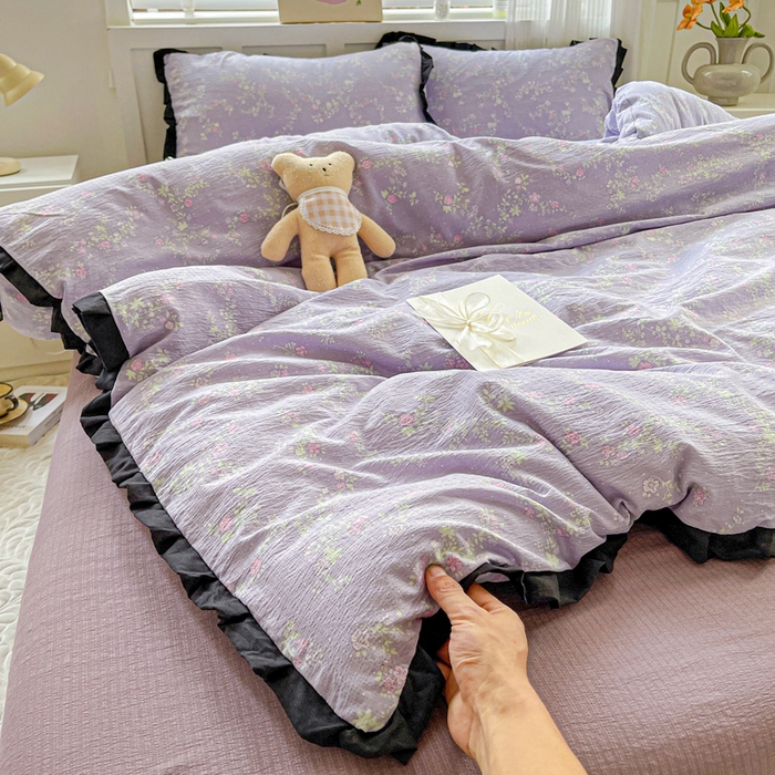 91家纺网 家纺一手货源 找家纺 暖芯优选 2025新款直播热款赫本风花边款针织法式印花吊边床单三件套床笠四件套 艾薇紫