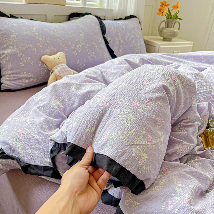 91家纺网 家纺一手货源 找家纺 暖芯优选 2025新款直播热款赫本风花边款针织法式印花吊边床单三件套床笠四件套 艾薇紫