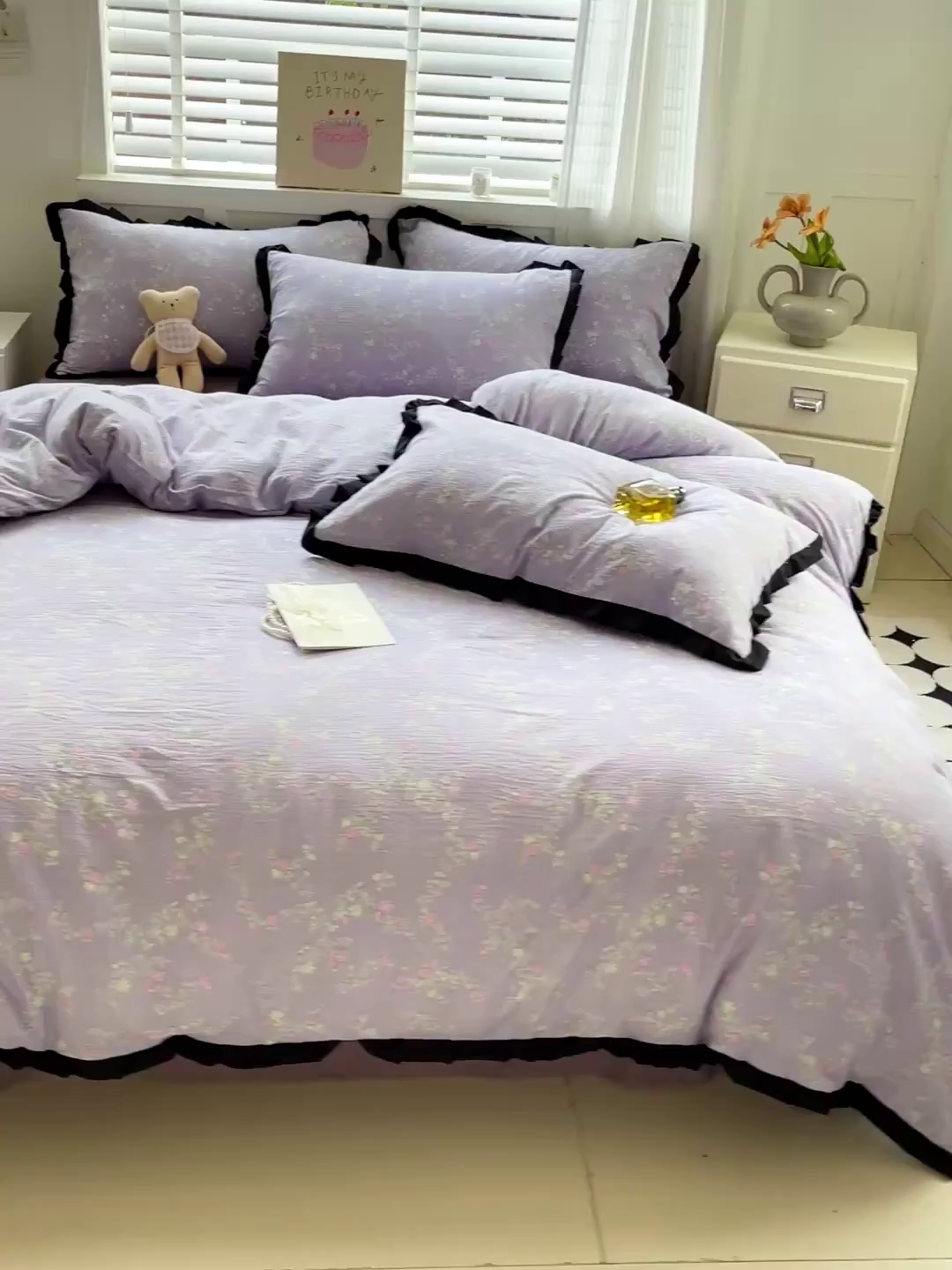 91家纺网 家纺一手货源 找家纺 暖芯优选 2025新款直播热款赫本风花边款针织法式印花吊边床单三件套床笠四件套 艾薇紫